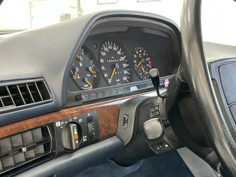 Image 15/40 de Mercedes-Benz 560 SEL (1987)