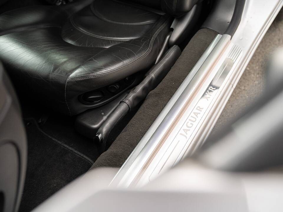 Bild 24/37 von Jaguar XKR (2001)