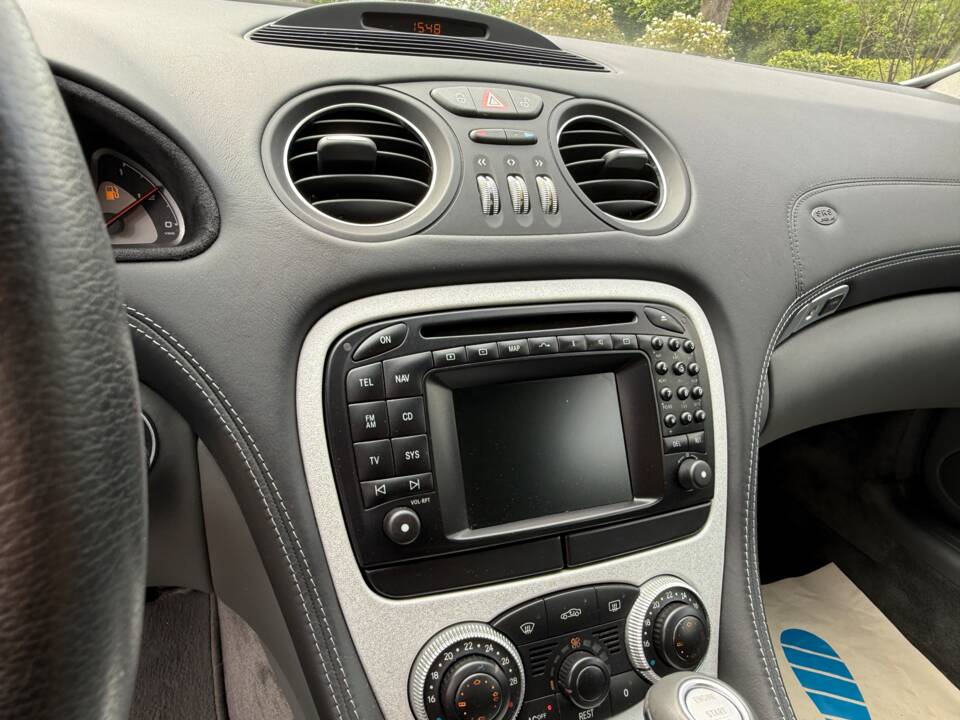 Image 21/29 of Mercedes-Benz SL 55 AMG (2004)