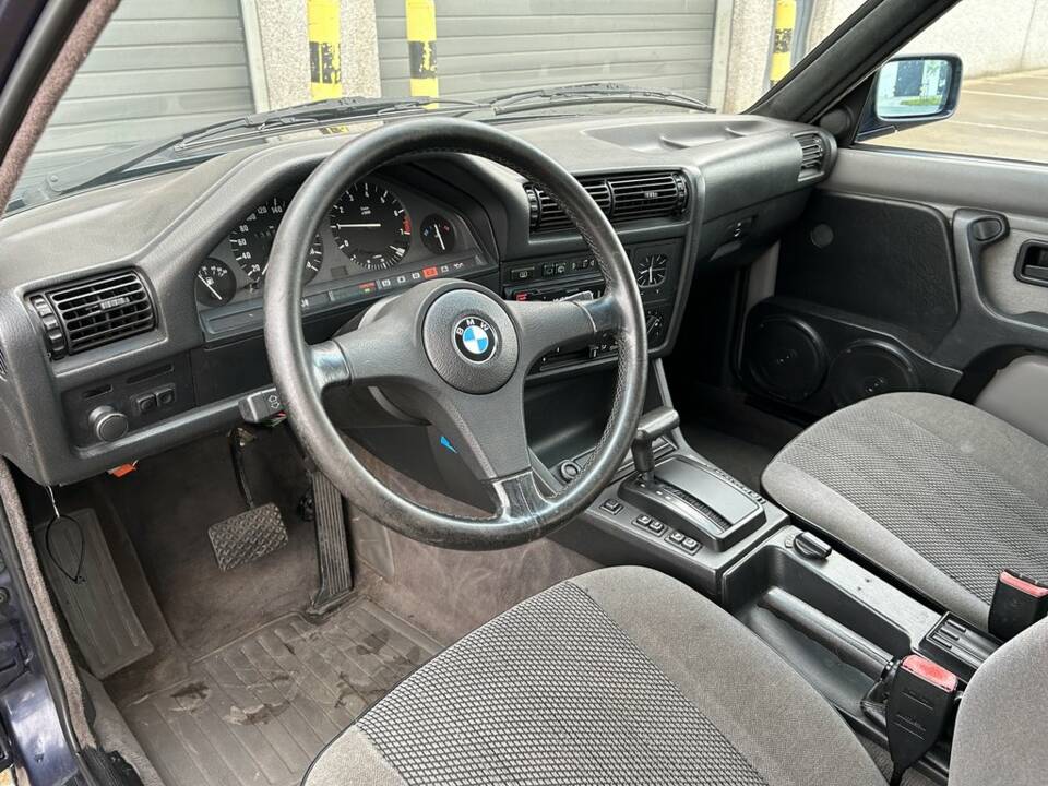 Bild 2/8 von BMW 320i Touring (1989)