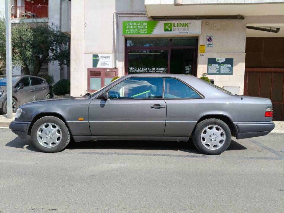 Image 23/35 de Mercedes-Benz E 200 (1995)
