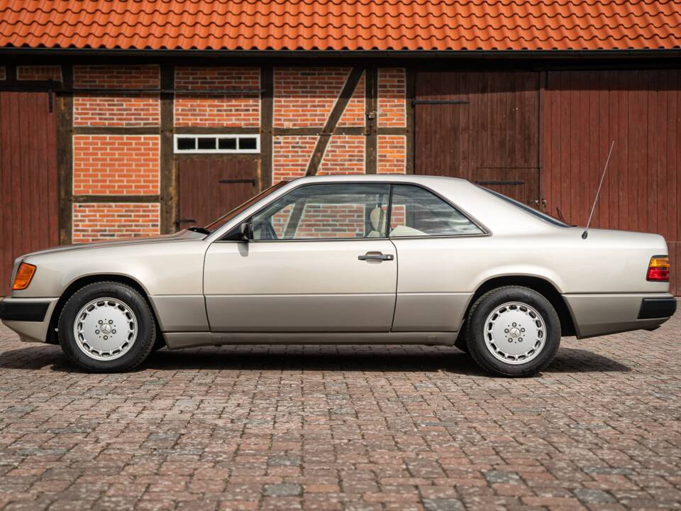 Afbeelding 10/63 van Mercedes-Benz 230 CE (1988)