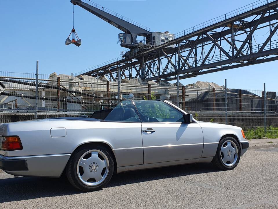 Imagen 9/94 de Mercedes-Benz 300 CE-24 3.4 AMG (1992)