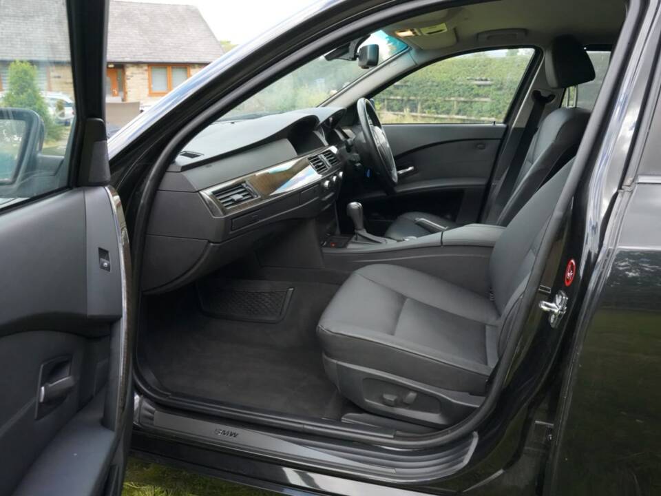 Bild 44/48 von BMW 550i (2006)