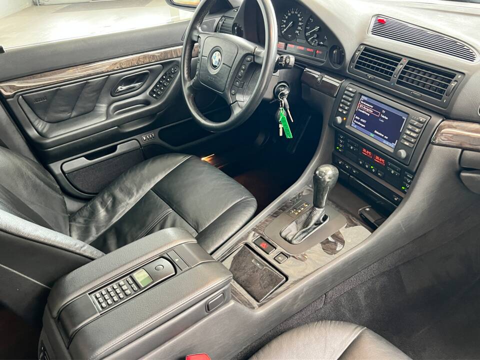 Immagine 10/48 di BMW 740i (2001)