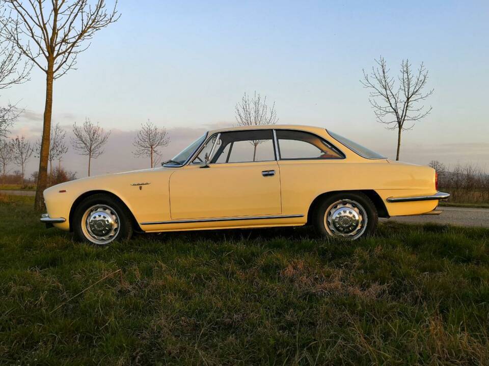 Image 16/29 of Alfa Romeo 2600 Sprint (1966)