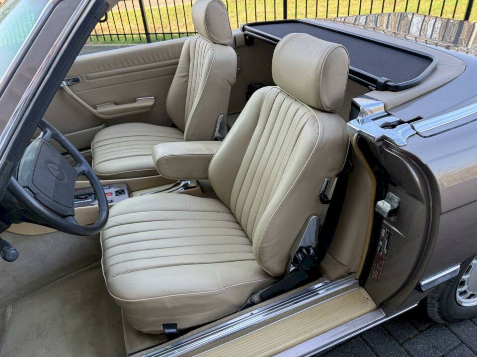 Image 16/36 of Mercedes-Benz 560 SL (1988)