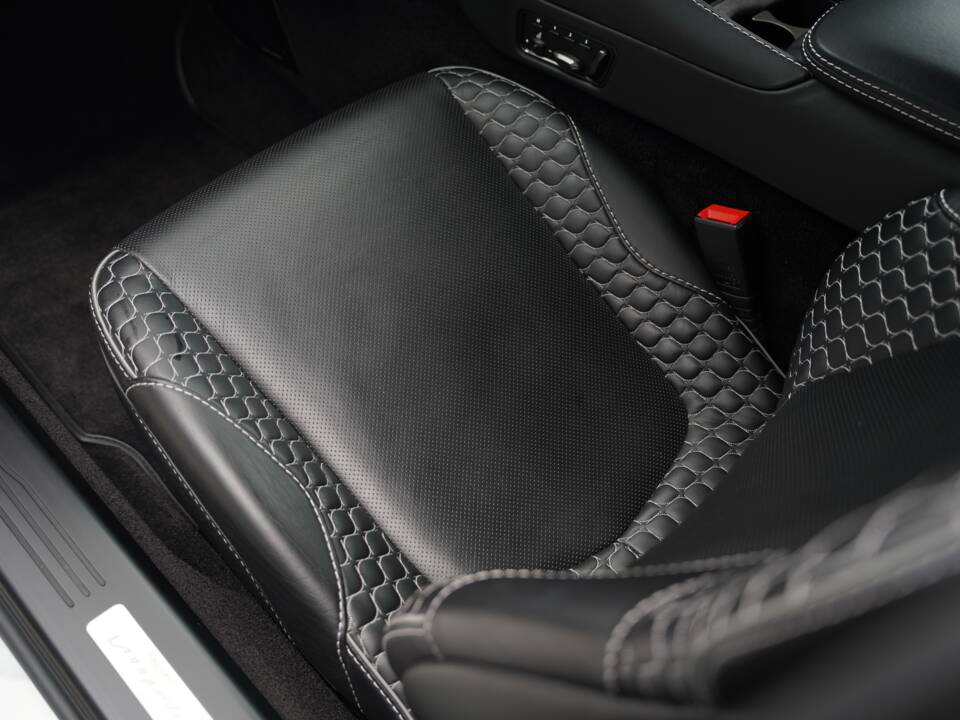 Image 20/50 of Aston Martin Vanquish (2014)