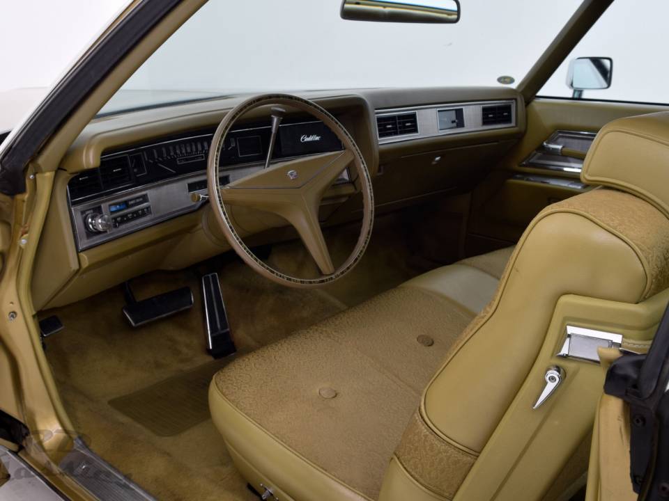Image 16/32 of Cadillac Coupe DeVille (1971)