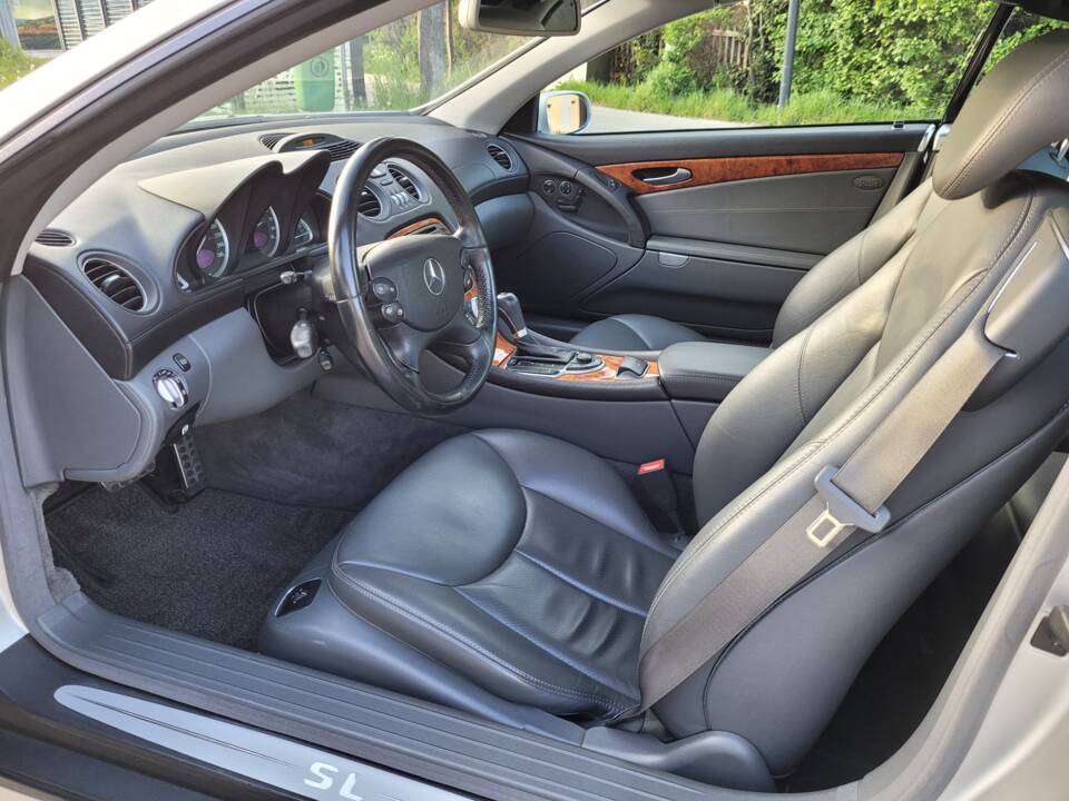 Bild 51/97 von Mercedes-Benz SL 500 (2004)