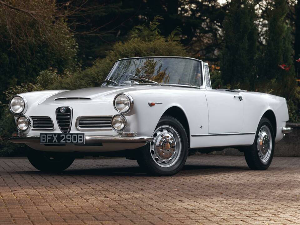 Image 27/50 of Alfa Romeo 2600 Spider (1964)
