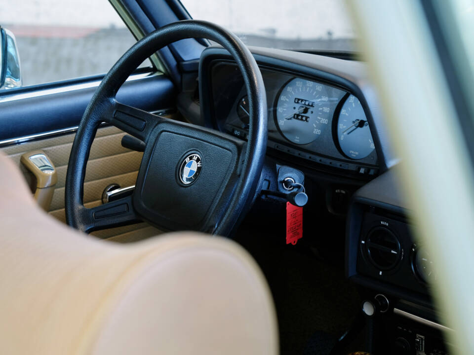 Image 18/24 of BMW 525 (1977)