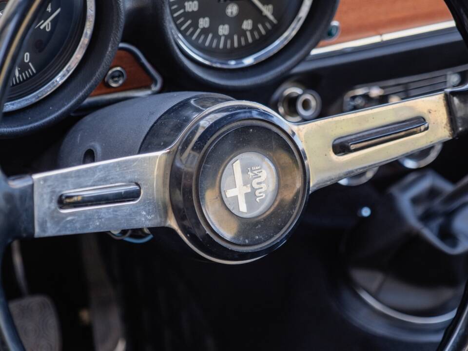 Image 20/54 of Alfa Romeo Giulia GT 1300 Junior (1972)