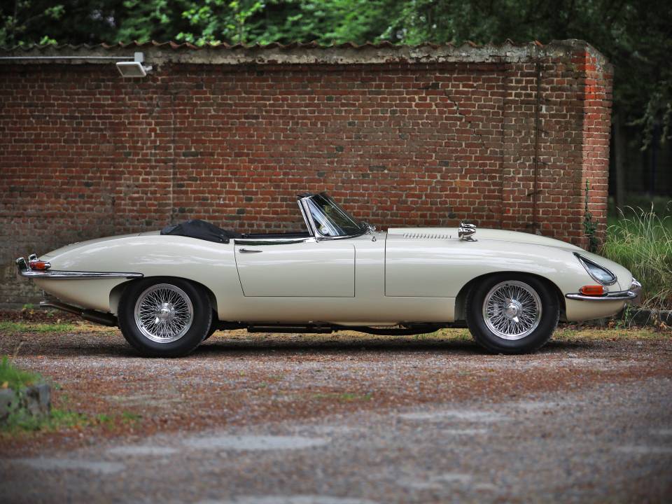 Image 6/50 of Jaguar E-Type 4.2 (1965)