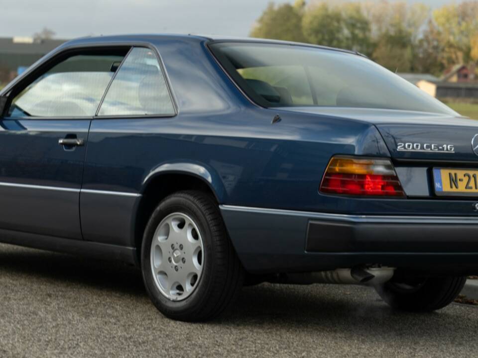 Bild 64/79 von Mercedes-Benz 200 CE (1993)