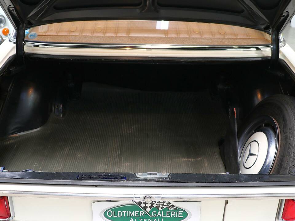 Image 15/15 of Mercedes-Benz 200 (1971)