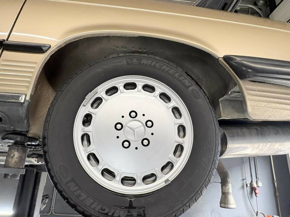 Image 45/50 of Mercedes-Benz 560 SL (1987)