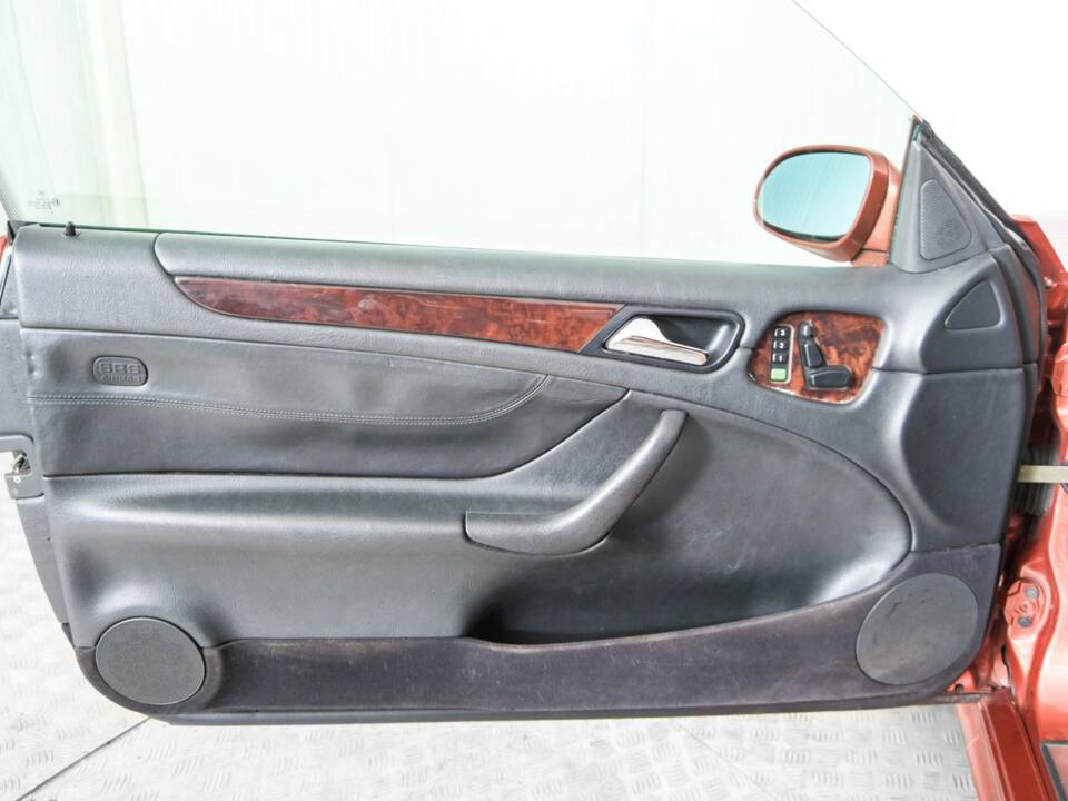 Image 32/50 of Mercedes-Benz CLK 430 (1999)