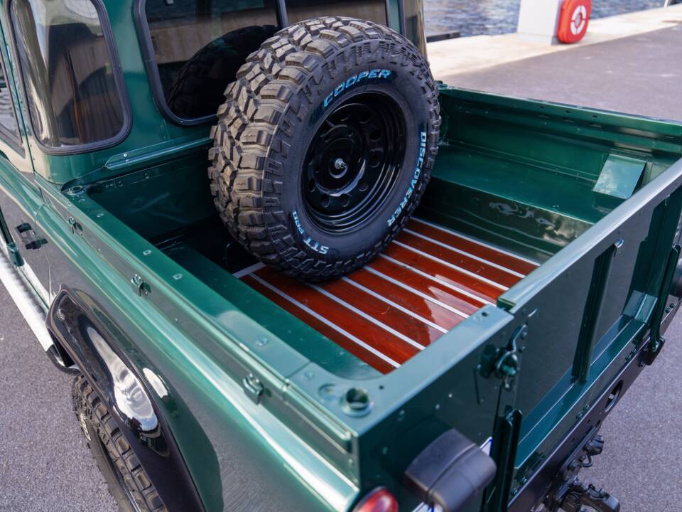 Image 12/50 of Land Rover Defender 110 (2004)