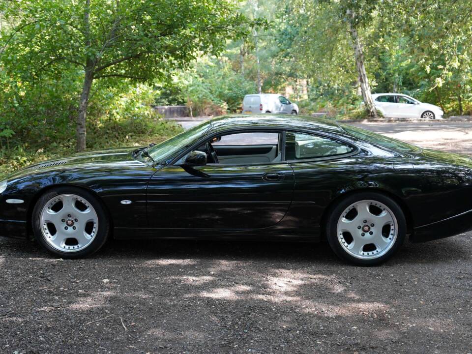 Image 2/50 of Jaguar XKR (1998)