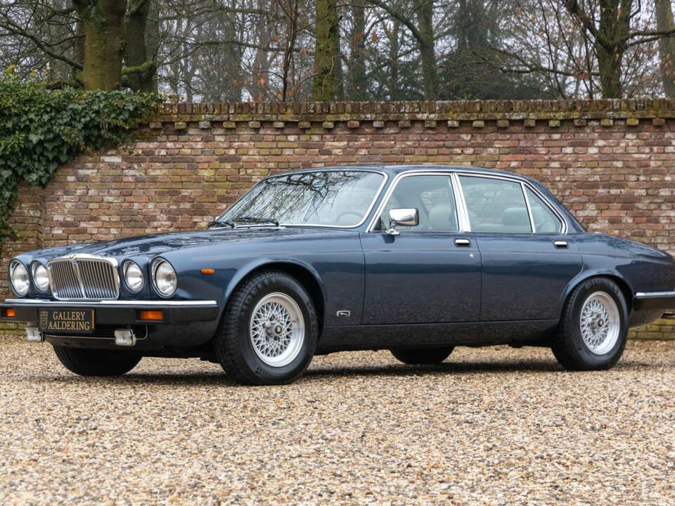 Image 17/50 of Jaguar XJ 12 (1987)