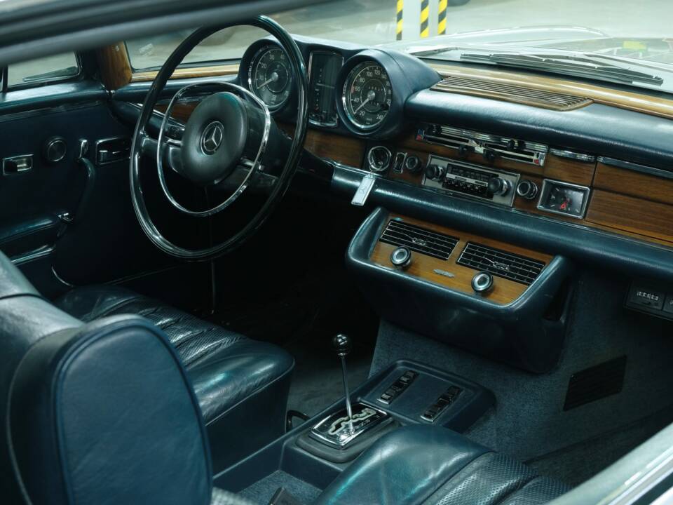 Image 31/50 of Mercedes-Benz 280 SE 3,5 (1970)