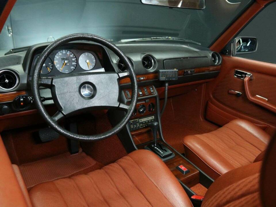 Image 14/50 of Mercedes-Benz 280 CE (1980)