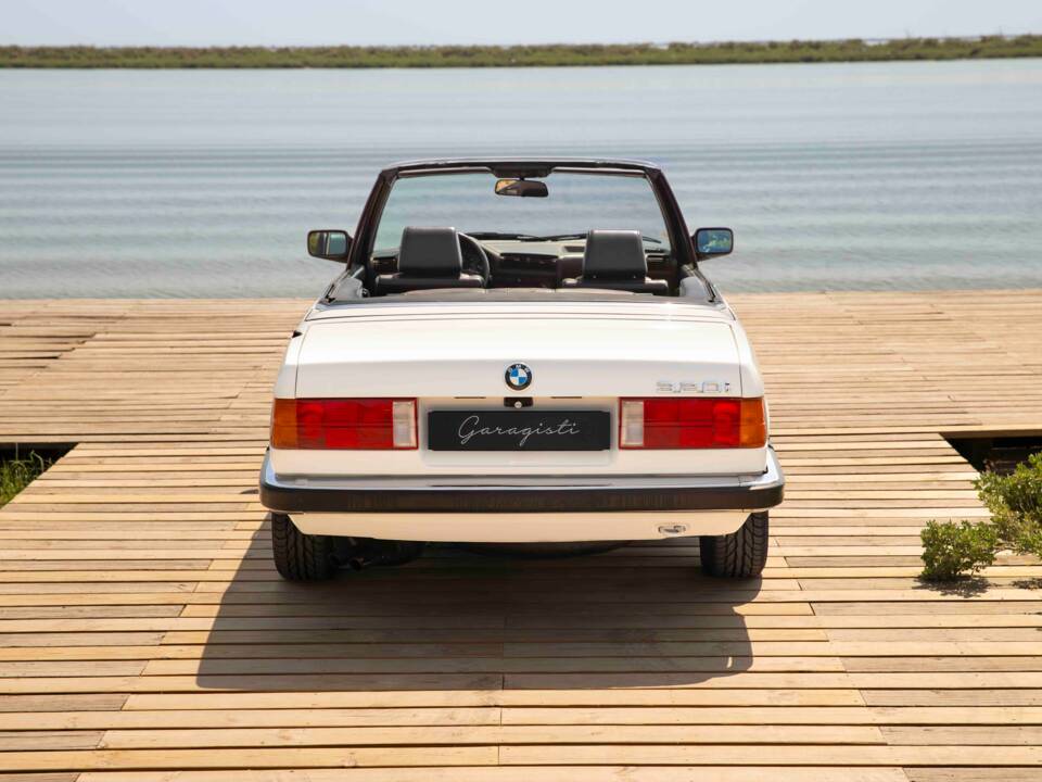 Image 29/70 of BMW 320i (1990)