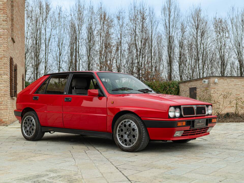 Image 2/50 of Lancia Delta HF Integrale 16V (1989)