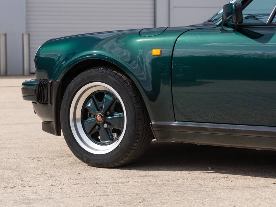 Image 18/52 of Porsche 911 Carrera 3.2 (1989)