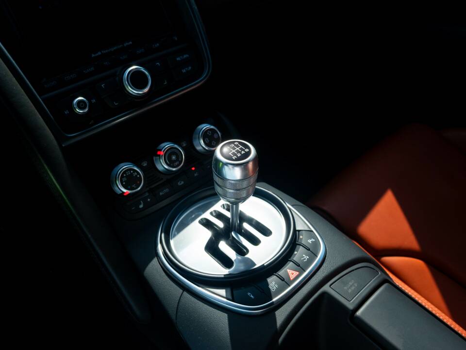 Image 2/33 of Audi R8 (2007)