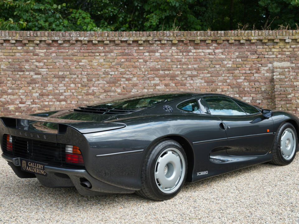 Image 45/50 of Jaguar XJ 220 (1993)