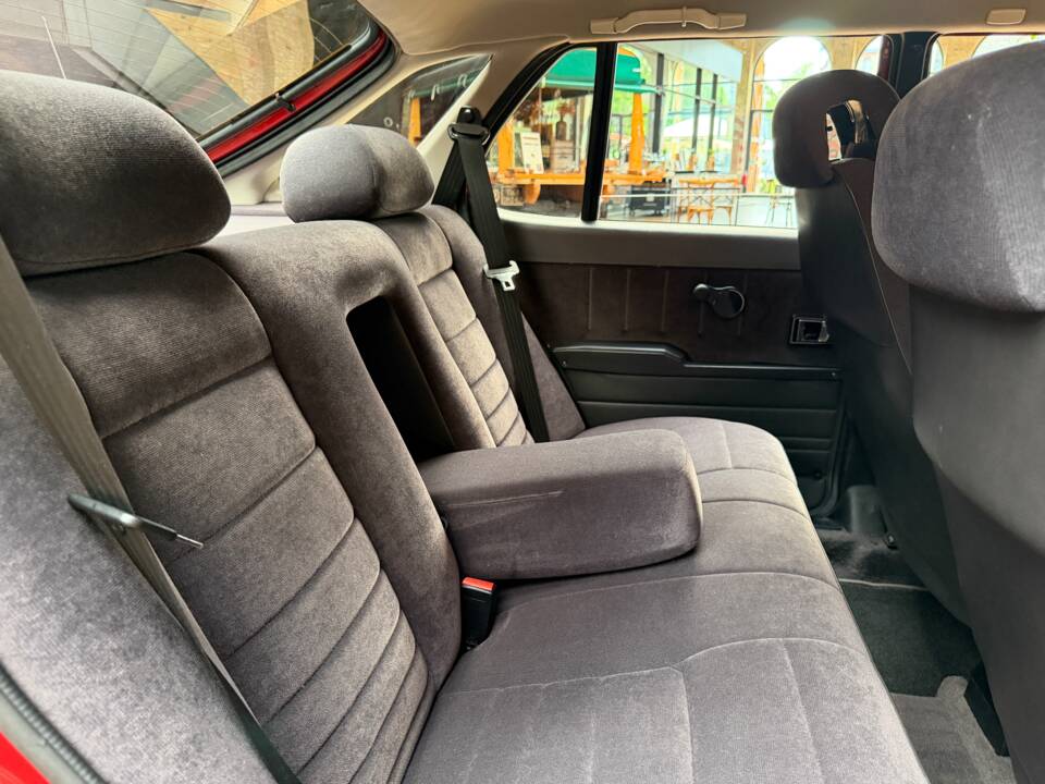 Image 32/42 of Saab 900 2.0i 16V (1991)