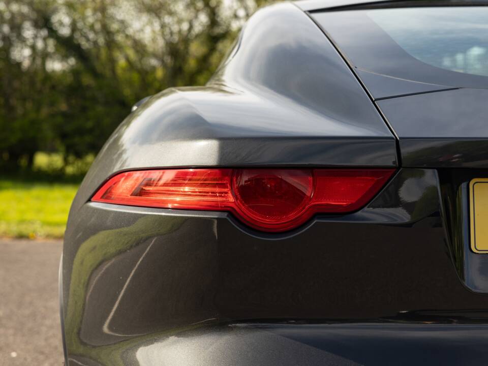 Image 34/45 of Jaguar F-Type (2016)