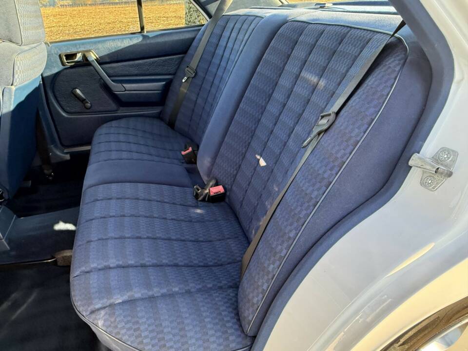 Bild 10/21 von Mercedes-Benz 190 E 1.8 (1990)