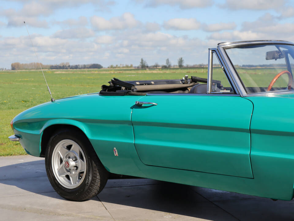 Image 7/50 of Alfa Romeo 1750 Spider Veloce (1969)