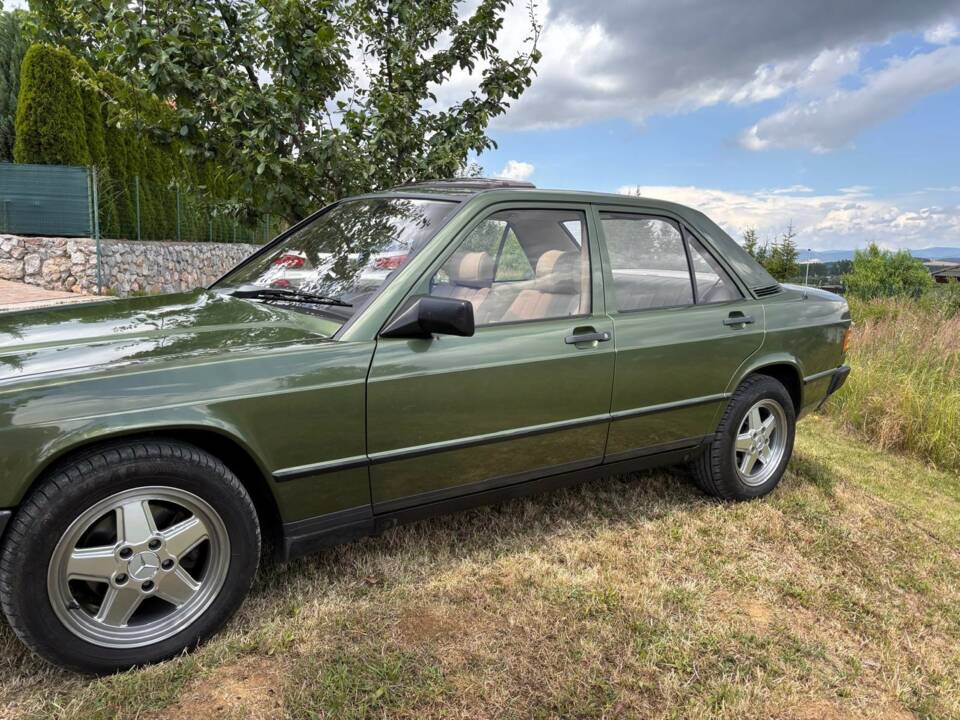 Image 2/18 of Mercedes-Benz 190 D 2.5 (1986)