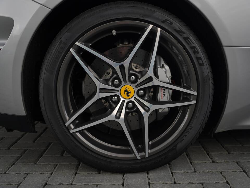 Bild 45/50 von Ferrari California T (2015)