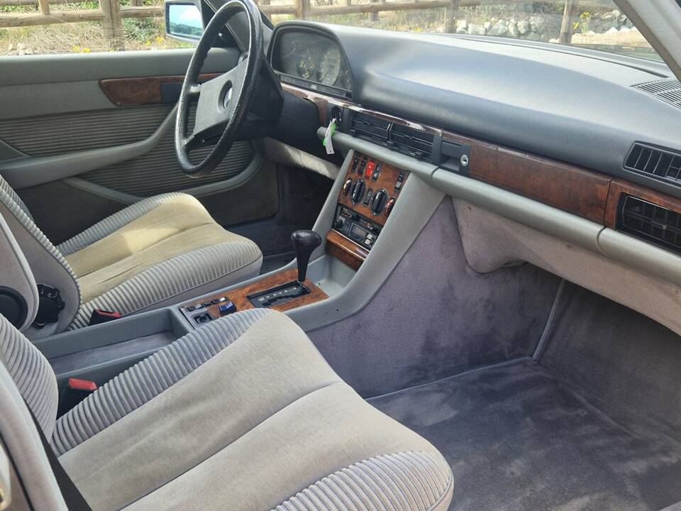 Image 2/8 of Mercedes-Benz 500 SEL (1984)