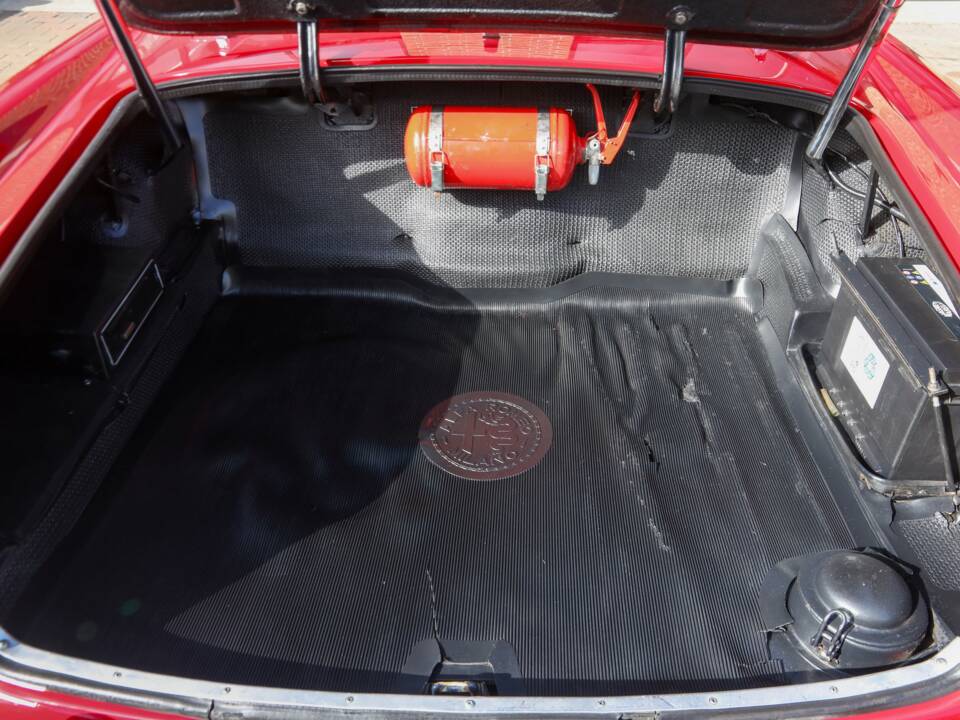 Image 10/50 of Alfa Romeo 2600 Spider (1962)