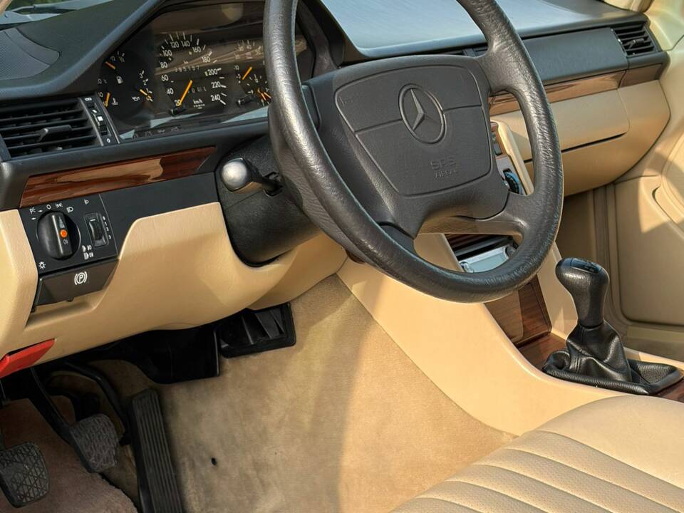Afbeelding 29/46 van Mercedes-Benz 200 E-16 (1993)