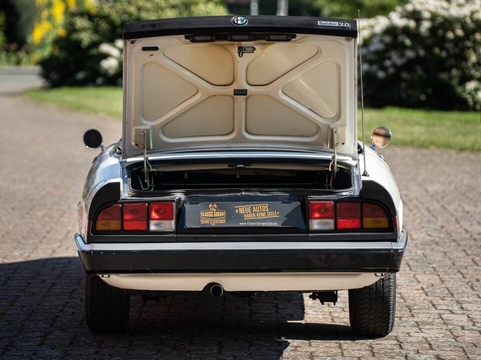 Image 22/40 of Alfa Romeo 2.0 Spider (1987)