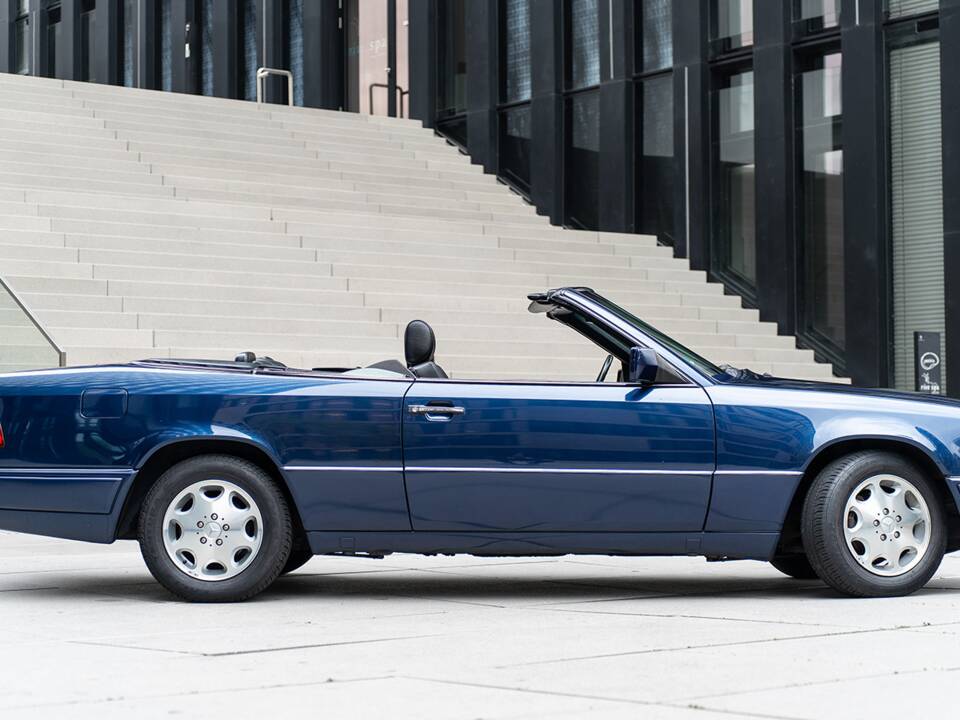 Image 10/45 of Mercedes-Benz E 220 (1995)