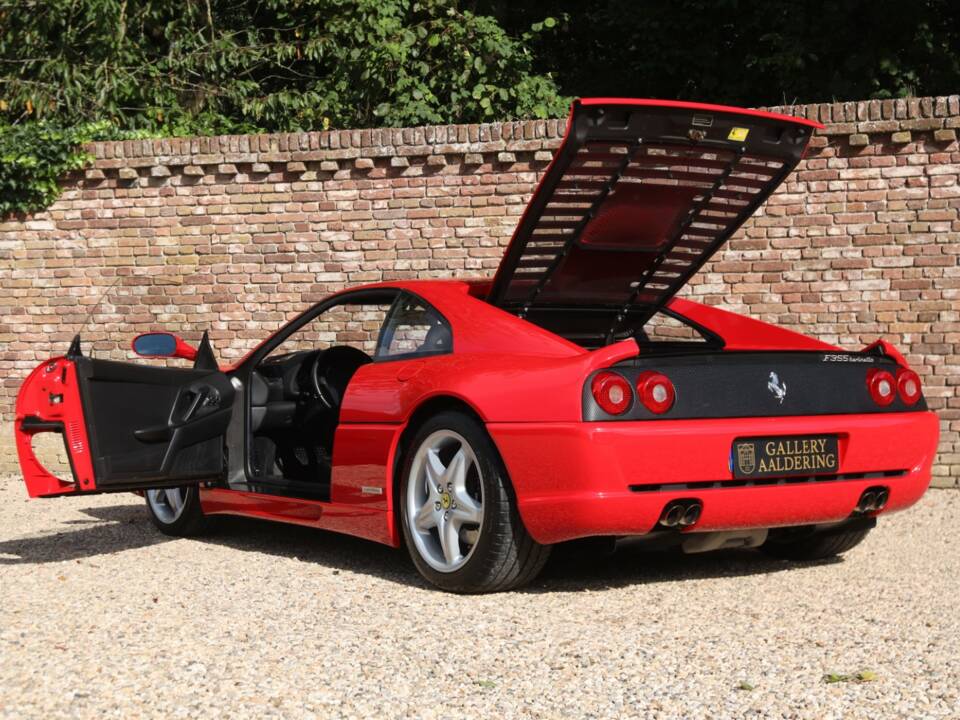 Bild 45/50 von Ferrari F 355 Berlinetta (1996)
