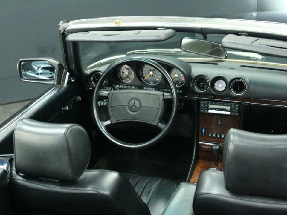 Image 29/30 of Mercedes-Benz 560 SL (1987)
