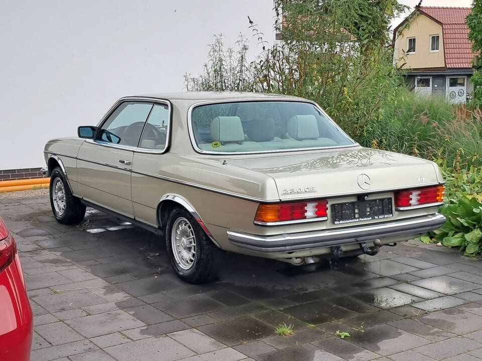 Afbeelding 3/22 van Mercedes-Benz 230 CE (1983)