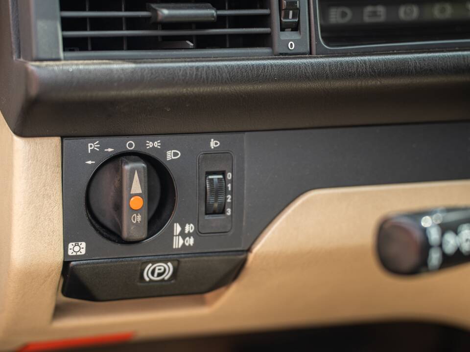 Afbeelding 29/63 van Mercedes-Benz 230 CE (1988)