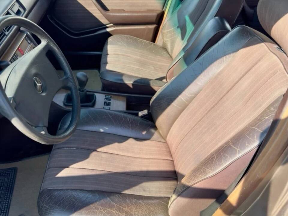 Image 4/23 of Mercedes-Benz 300 TD (1987)