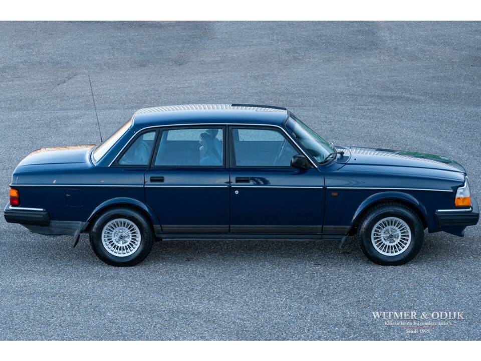 Image 3/28 of Volvo 240 (1992)