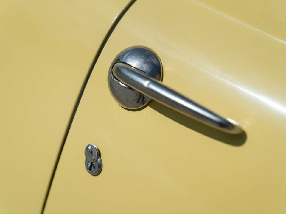 Image 42/50 of Studebaker Champion Regal DeLuxe Convertible (1950)
